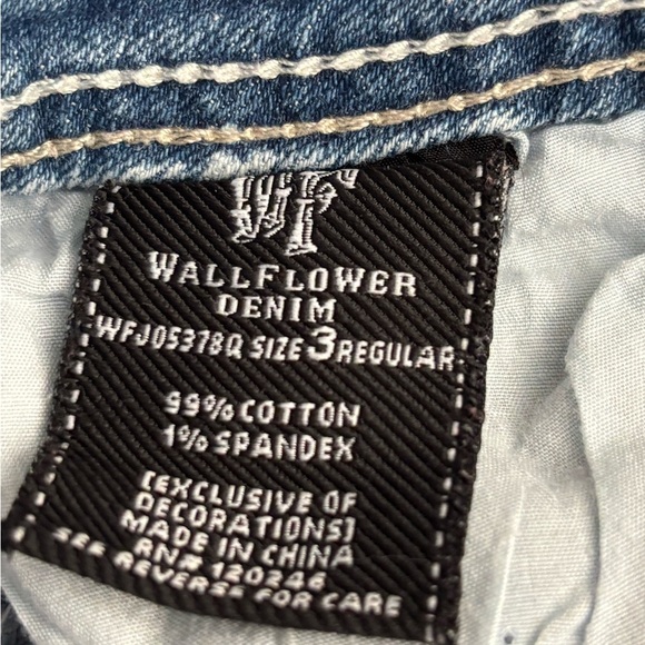 Wallflower Women's Distressed American Flag Acid Wash Denim Jean Shorts Size 3 - Picture 3 of 6